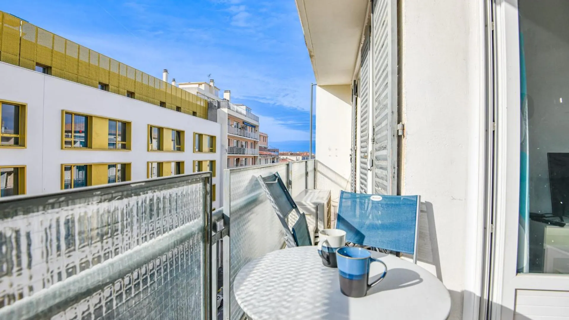Appart 3 Ch Climatise Avec Balcon A La Joliette Marseille